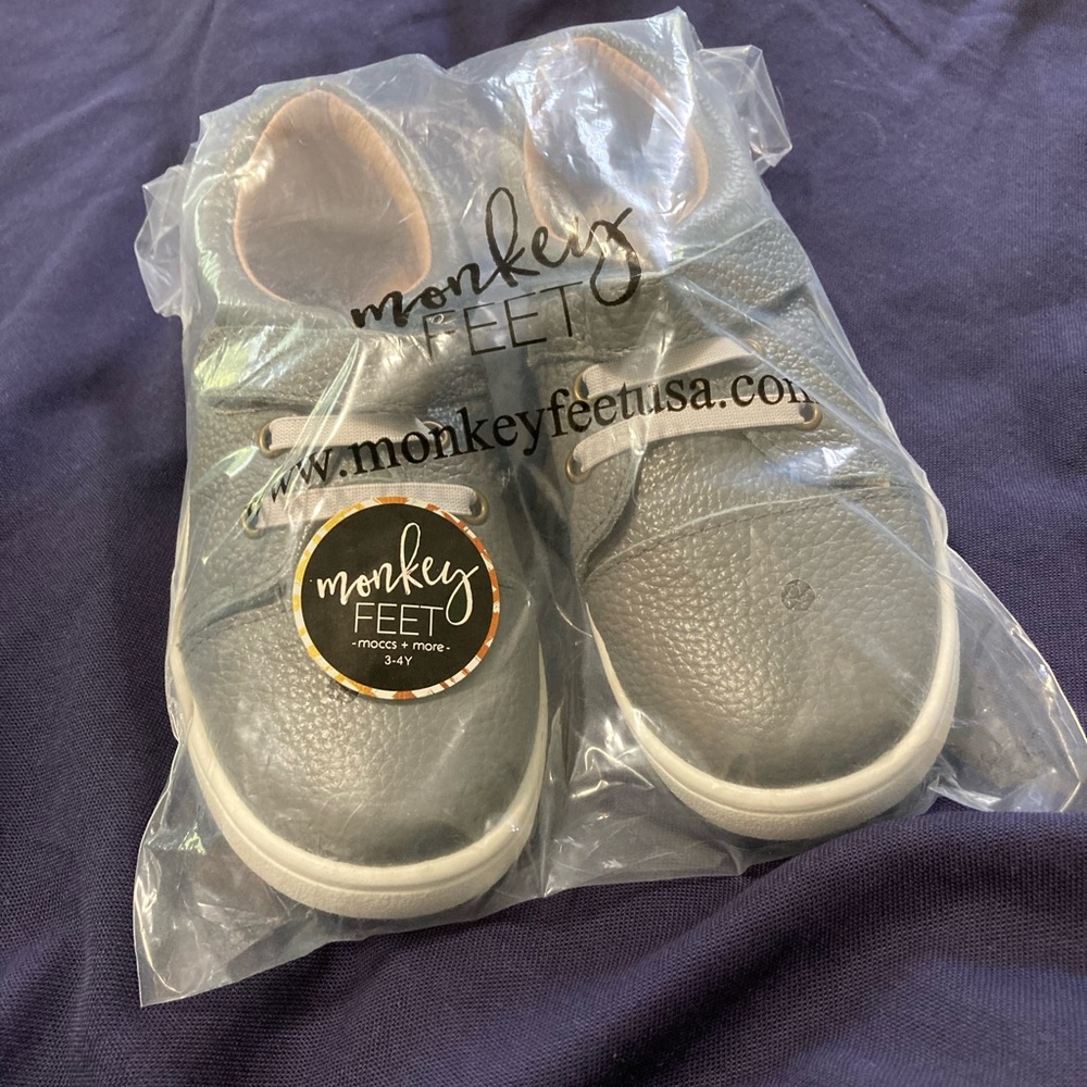 NWT Monkey Feet Gray Low Tops 3-4Y